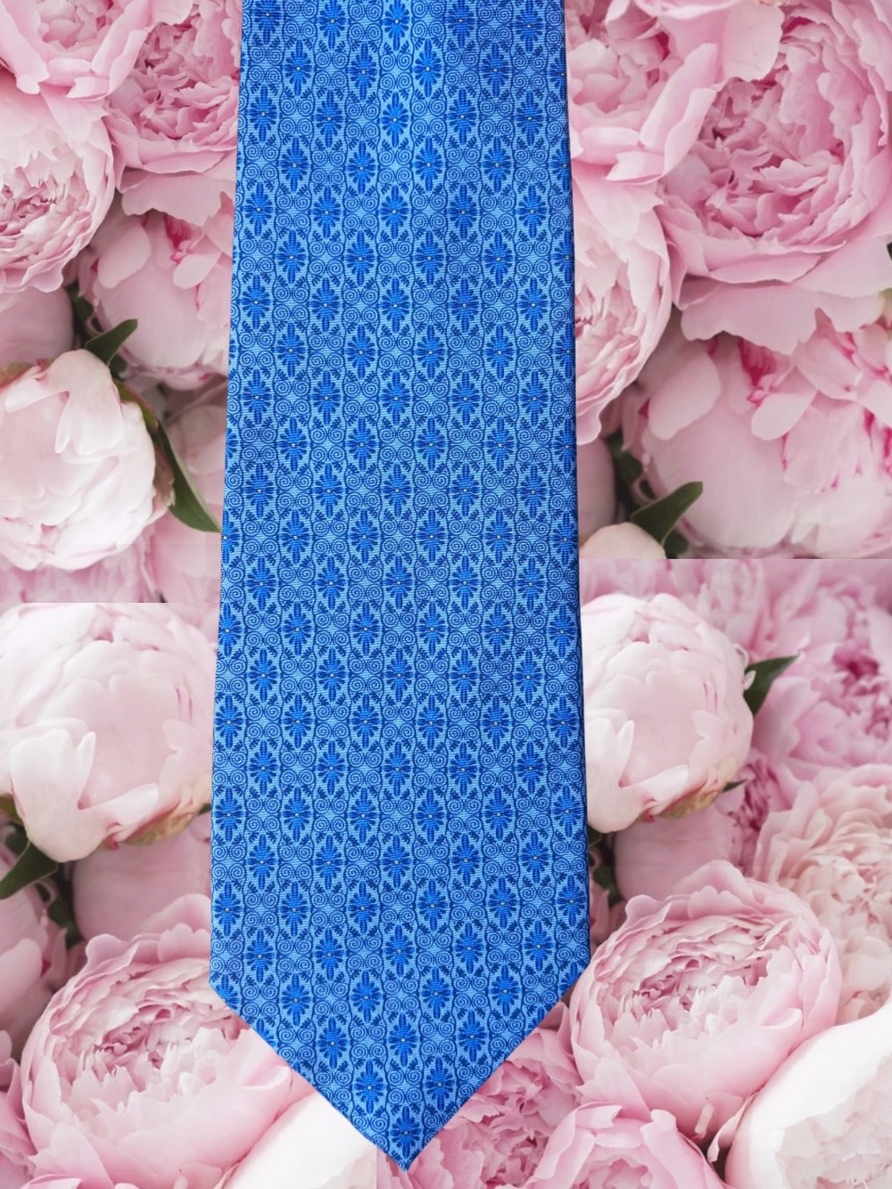 Metropolitan Museum of Art 100% Silk blue pattern tie Classic